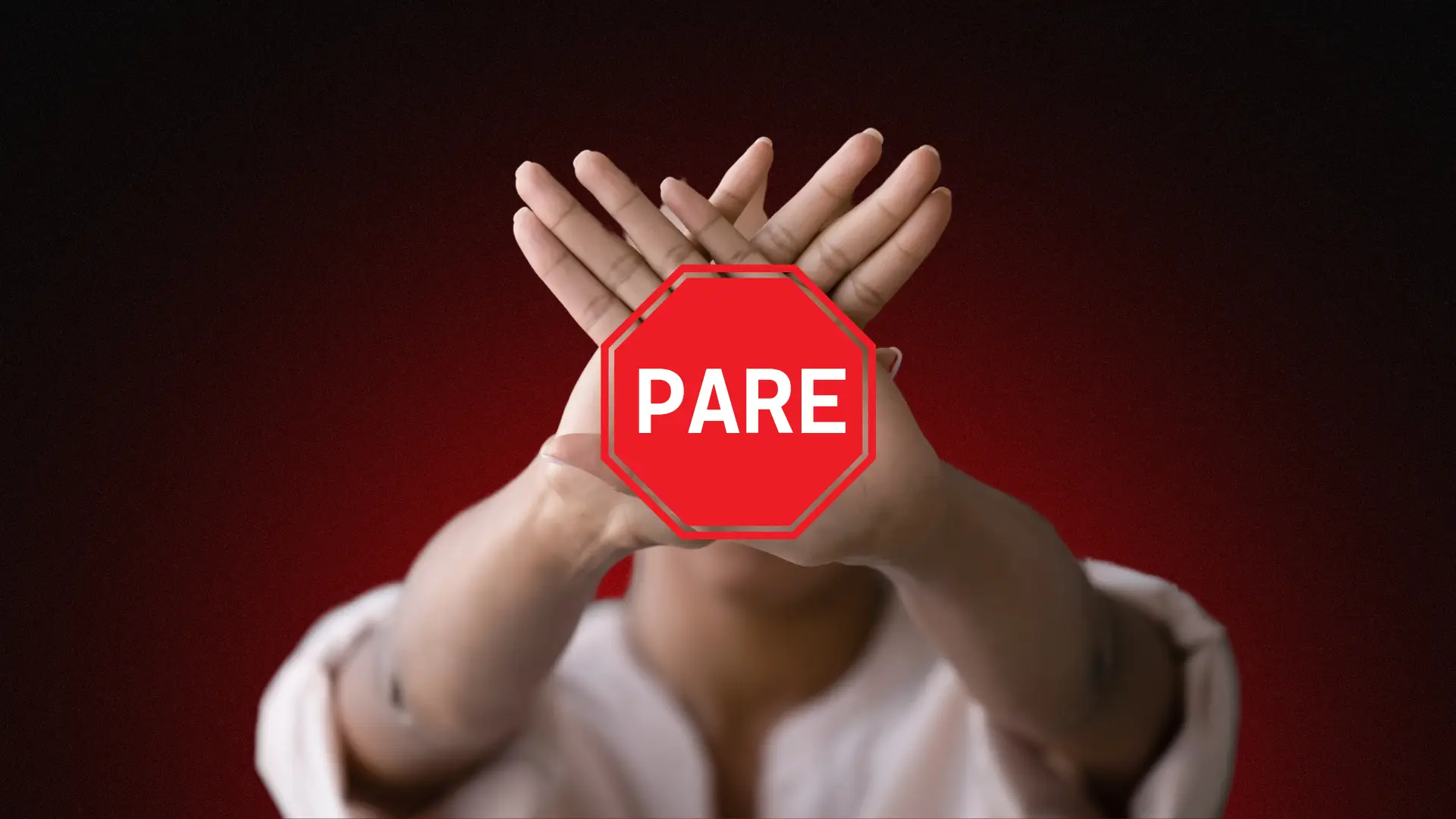 Pessoa com as mãos cruzadas em forma de “X” à frente do rosto, com um sinal de "pare" vermelho sobreposto, simbolizando a decisão firme de contato zero. Fundo em tom escuro com vermelho em destaque, transmitindo urgência e firmeza.