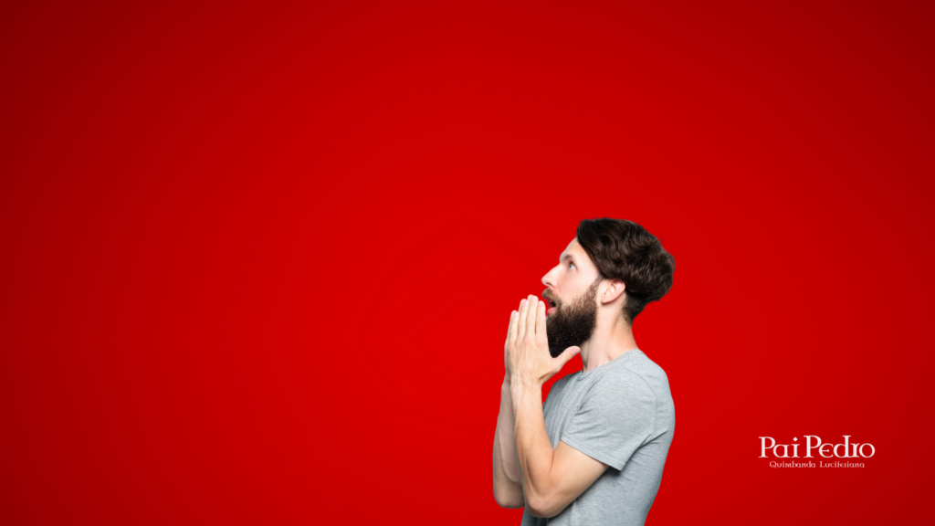 Homem surpreso e reflexivo olhando para cima, com as mãos próximas ao rosto, sugerindo dúvida ou revelação. O fundo vermelho intenso reforça o clima de tensão e escolha emocional.