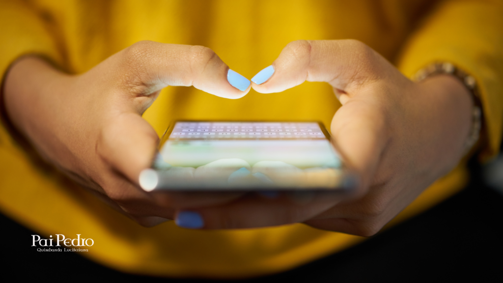 Tela de conversa no celular, representando mensagens trocadas de forma leve e envolvente para criar conexão, simbolizando como conquistar alguém pelo WhatsApp.