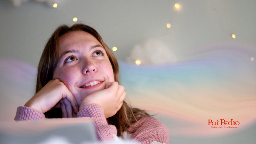 Mulher jovem sorridente, apoiando o rosto nas mãos e olhando para cima de forma sonhadora, com fundo iluminado e efeitos suaves que remetem a devaneios e fantasia. Simbolizando o primeiro sintoma de paixão platônica é a idealização de parceiro.