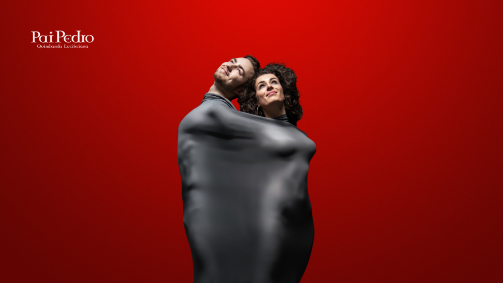 Homem e mulher juntos, envolvidos por um tecido preto que os une, olhando para cima com expressões leves e confiantes, simbolizando conexão, proximidade e superação da timidez, depois de puxar assunto.