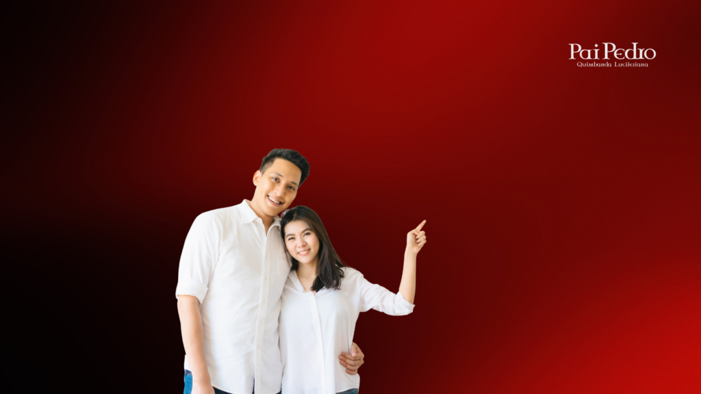 Casal sorridente vestido com roupas brancas, abraçado e olhando para frente, enquanto a mulher aponta para o alto com expressão confiante. A imagem simboliza a leveza, cumplicidade e o hábito de cultivar a admiração todos os dias em um relacionamento saudável. Fundo em tons de vermelho escuro, transmitindo paixão e estabilidade emocional.