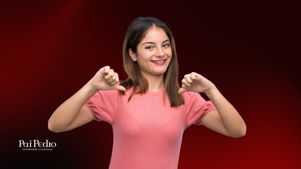 Mulher sorridente apontando para si mesma com os polegares, representando autovalorização, amor-próprio e liberdade emocional após superar a dependência emocional.