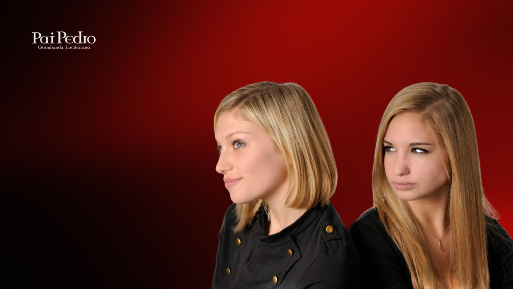 Duas mulheres lado a lado; uma sorri levemente enquanto a outra lança um olhar desconfiado e invejoso. A cena ilustra a falsidade escondida por trás de elogios e amizades tóxicas, com fundo vermelho intenso que simboliza tensão emocional e energia negativa disfarçada de gentileza.