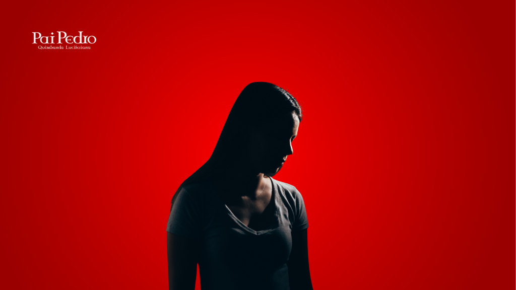 Mulher em silhueta com expressão triste e olhar voltado para baixo, diante de um fundo vermelho intenso, representando a dor que antecede o amadurecimento emocional.