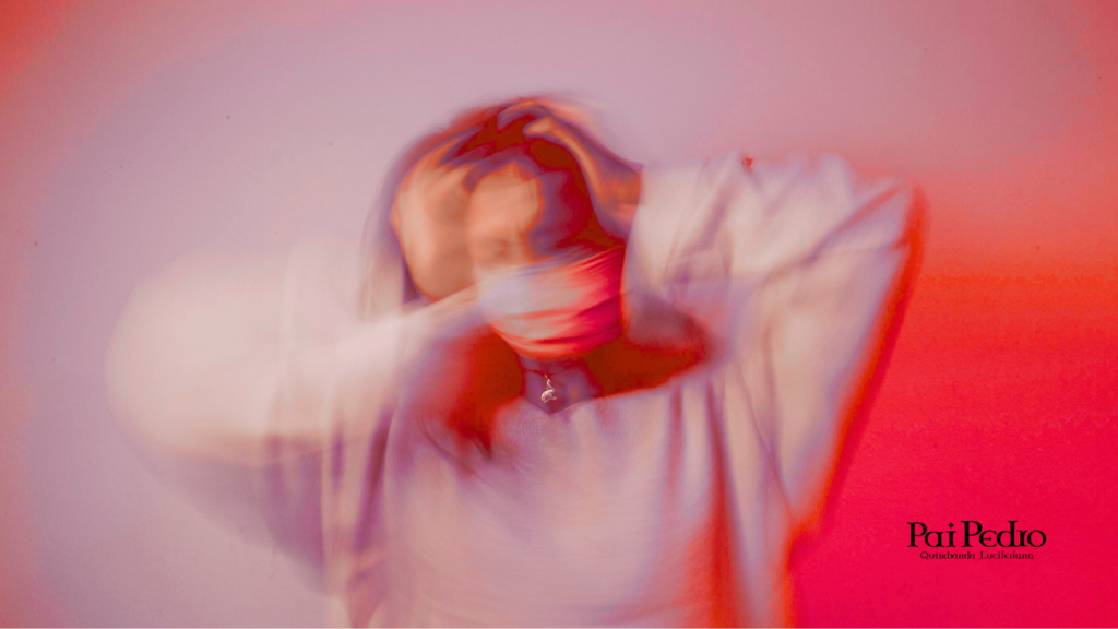 Mulher com expressão de angústia e movimento borrado, segurando a cabeça com as mãos, simbolizando o desespero e a confusão mental causados pela dependência emocional.