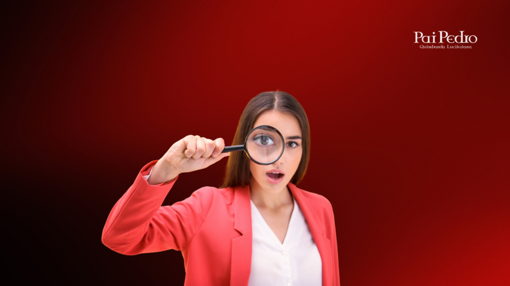 Mulher jovem com expressão surpresa observando através de uma lupa, simbolizando a busca atenta por sinais de um relacionamento saudável. Fundo em tons de vermelho vibrante, transmitindo energia, paixão e clareza emocional.