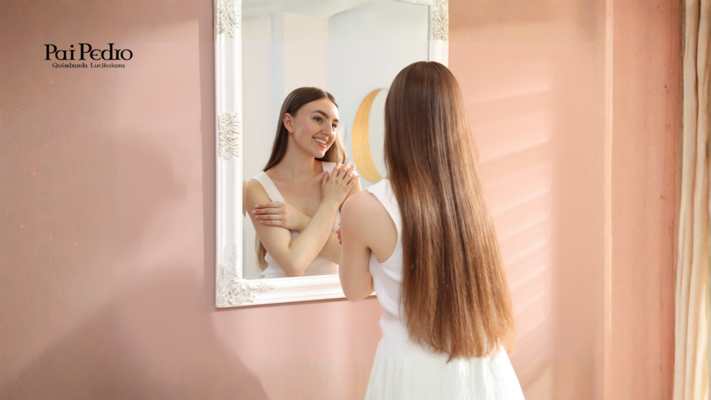 Mulher sorrindo diante do espelho, com expressão de serenidade e autoconfiança, simbolizando proteção espiritual e fortalecimento interior. A luz suave reflete harmonia e autocuidado, representando o ato de fechar o corpo contra energias negativas e inveja através da conexão consigo mesma.