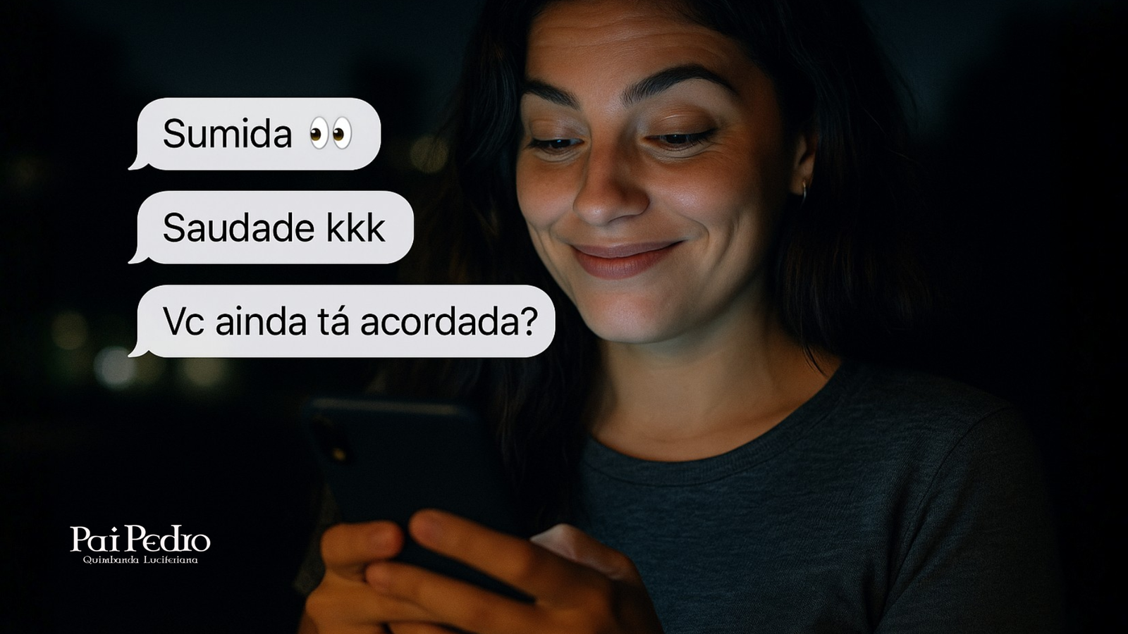 Imagem de uma mulher sorrindo levemente enquanto lê mensagens no celular à noite. Na tela aparecem mensagens típicas de um ficante: “Sumida 👀”, “Saudade kkk” e “Vc ainda tá acordada?”. A expressão dela mistura curiosidade e ironia, transmitindo o tema de relações casuais e falta de compromisso emocional. No canto inferior esquerdo está o logotipo “Pai Pedro – Quimbanda Luciferiana”.