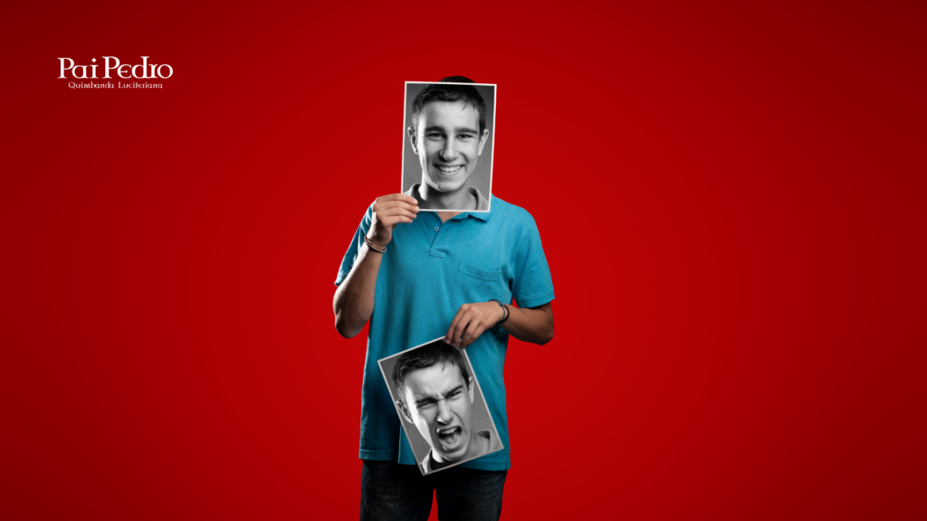 Imagem de um homem vestindo camiseta azul sobre um fundo vermelho. Ele segura à frente do rosto uma fotografia em preto e branco onde aparece sorrindo, enquanto em sua outra mão há outra foto sua, também em preto e branco, mostrando uma expressão de raiva. A cena representa dualidade e falsidade emocional, simbolizando a diferença entre namorado e ficante. No canto superior esquerdo, o logotipo “Pai Pedro – Quimbanda Luciferiana” está visível.