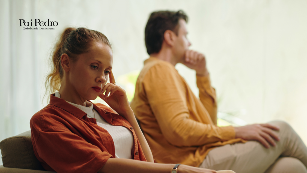 Casal sentado no mesmo ambiente, porém afastado emocionalmente, cada um imerso nos próprios pensamentos. A cena expressa silêncio, distância e desconexão — sinais clássicos de um relacionamento frio que esfria com o tempo.