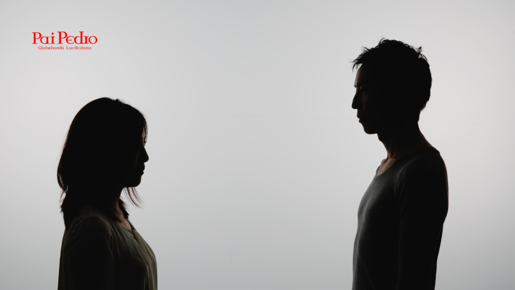 Silhuetas de um casal frente a frente, simbolizando distância emocional e falta de reciprocidade, ideal para conteúdos sobre Valorizar as Pessoas e entender quando a relação deixa de ser equilibrada.