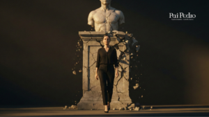 Mulher caminhando à frente de uma estátua masculina quebrada, simbolizando autonomia emocional e o caminho para um relacionamento harmonioso construído sem idealizações.