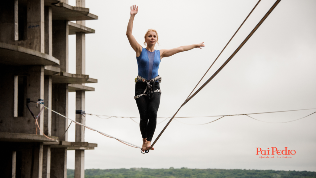 Mulher caminhando sobre uma fita de equilíbrio em grande altura, simbolizando o desafio de manter estabilidade emocional e conexão afetiva. A imagem representa a jornada de Como Conquistar um Homem sem perder o próprio centro.