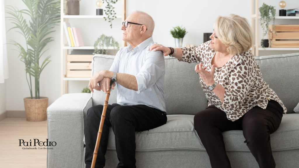 Casal mais velho sentado no sofá, com a mulher tentando conversar enquanto o homem evita contato — ilustração perfeita para conteúdos sobre como tratar ficante quando há desequilíbrio no interesse e falta de reciprocidade emocional.