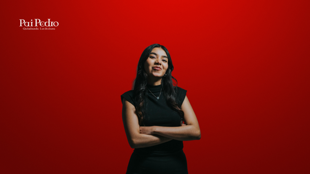 Mulher confiante com os braços cruzados e expressão segura diante de um fundo vermelho intenso — ideal para ilustrar conteúdos sobre como tratar ficante mantendo postura, respeito próprio e limites claros.