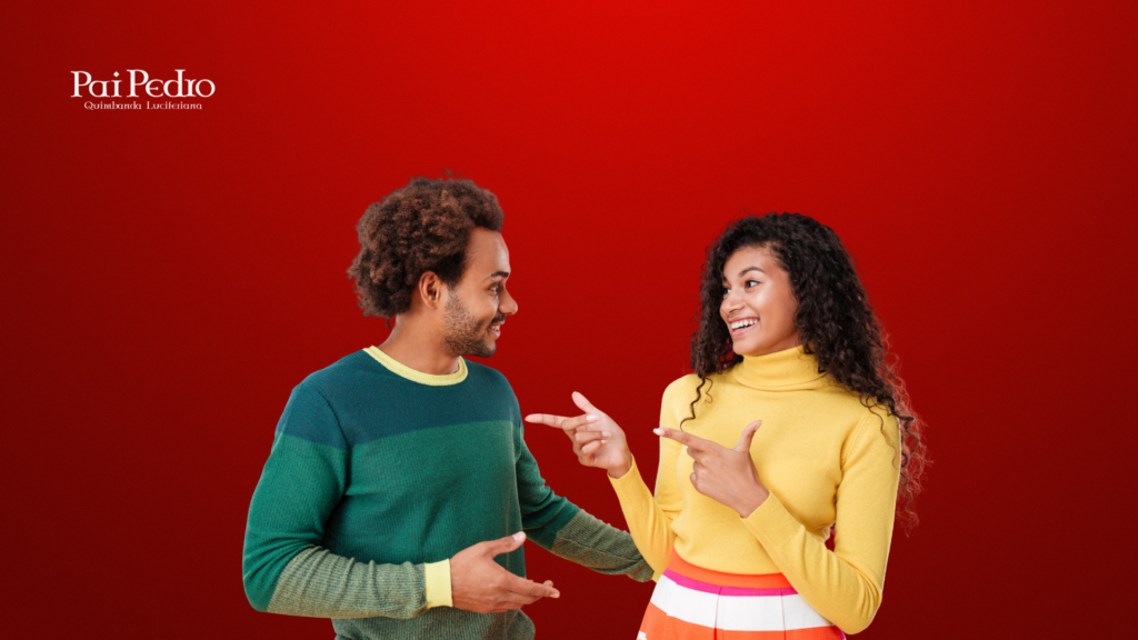 Casal jovem conversando de forma animada, trocando sorrisos e gestos descontraídos, representando uma relação leve — ideal para conteúdos sobre como lidar com o paquera de maneira clara, saudável e sem criar expectativas equivocadas.