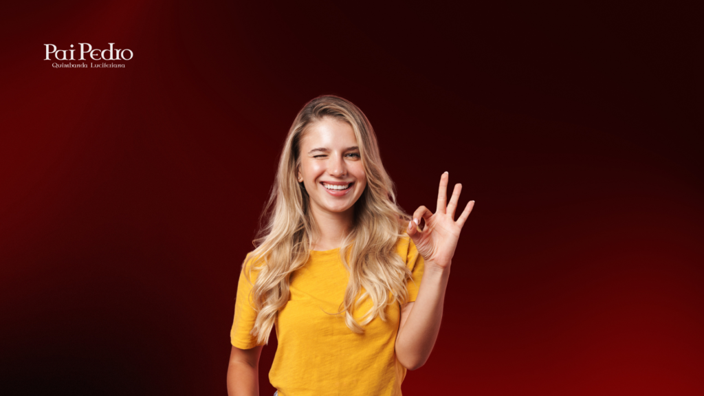 Mulher sorrindo com gesto de confiança, simbolizando que como ignorar um homem pode ser força emocional e não um jogo.