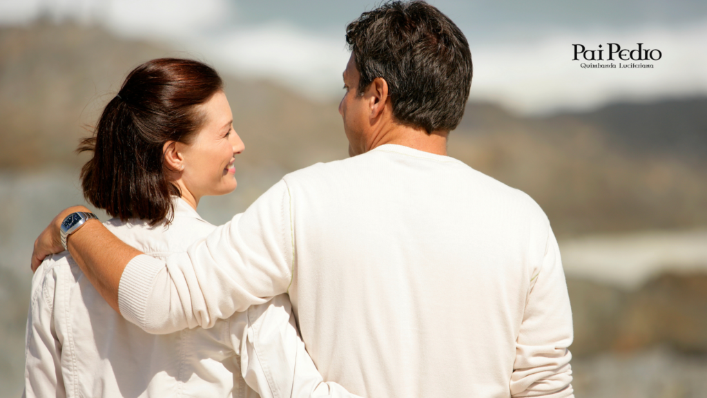 Casal caminhando lado a lado, com o braço dele envolvendo os ombros dela, simbolizando parceria, cuidado e construção de uma relação harmoniosa baseada em presença e equilíbrio.