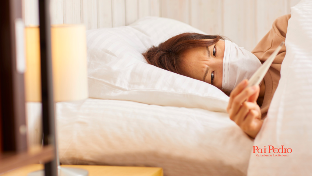 Mulher deitada na cama usando máscara e observando um termômetro, metáfora visual para os sintomas de ciúme possessivo, indicando como esse sentimento pode adoecer emocionalmente e apresentar sinais que precisam ser reconhecidos.