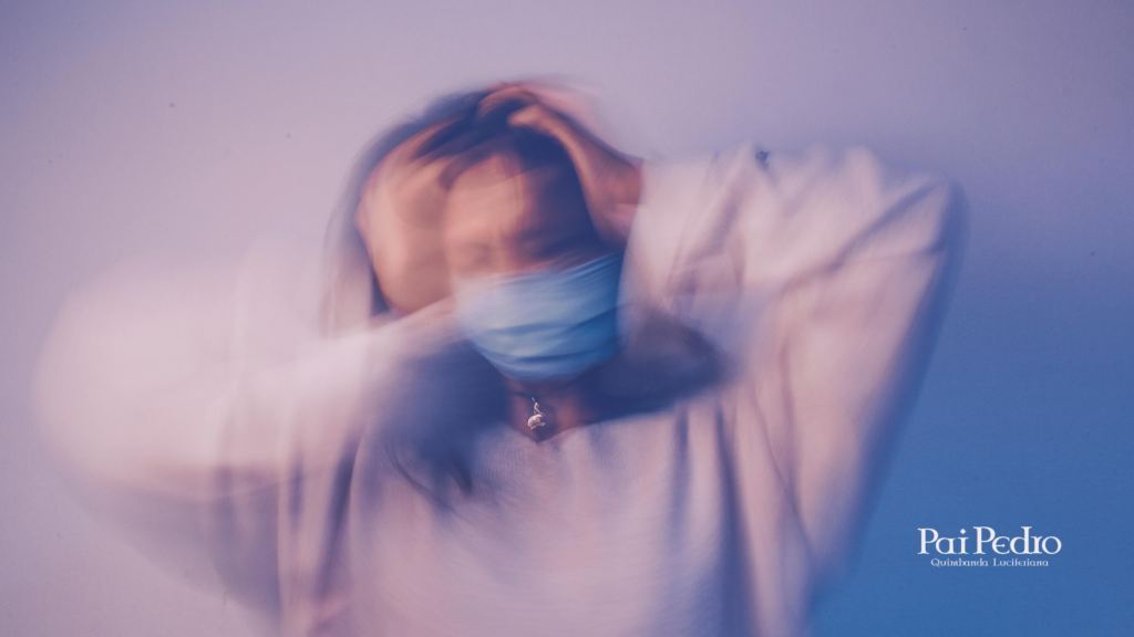 Imagem desfocada de uma mulher com máscara segurando a cabeça, transmitindo confusão e angústia, representando a dificuldade em reconhecer a diferença entre dependência e codependência emocional e como ambas afetam o equilíbrio interno.