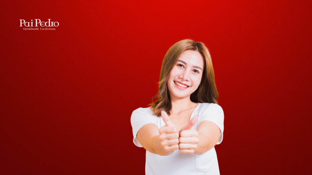 Mulher sorrindo e mostrando dois polegares para cima, simbolizando reconhecimento e atitudes positivas — perfeita para conteúdos sobre Valorizar as Pessoas e reforçar comportamentos que merecem ser apreciados.