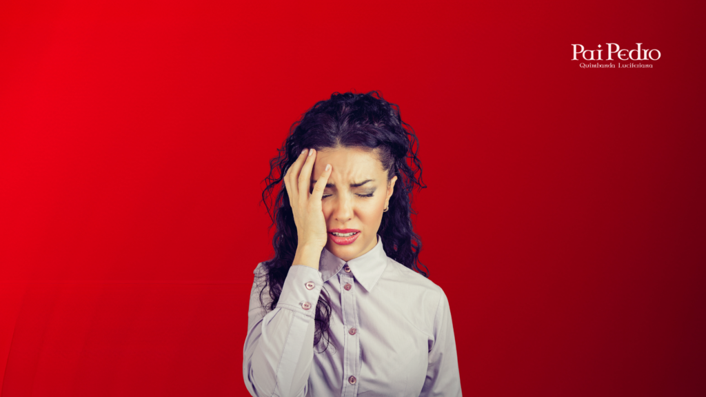 Mulher com expressão de dor e mão na cabeça sobre fundo vermelho, representando repressão emocional, tensão interna e acúmulo de sentimentos não expressos.