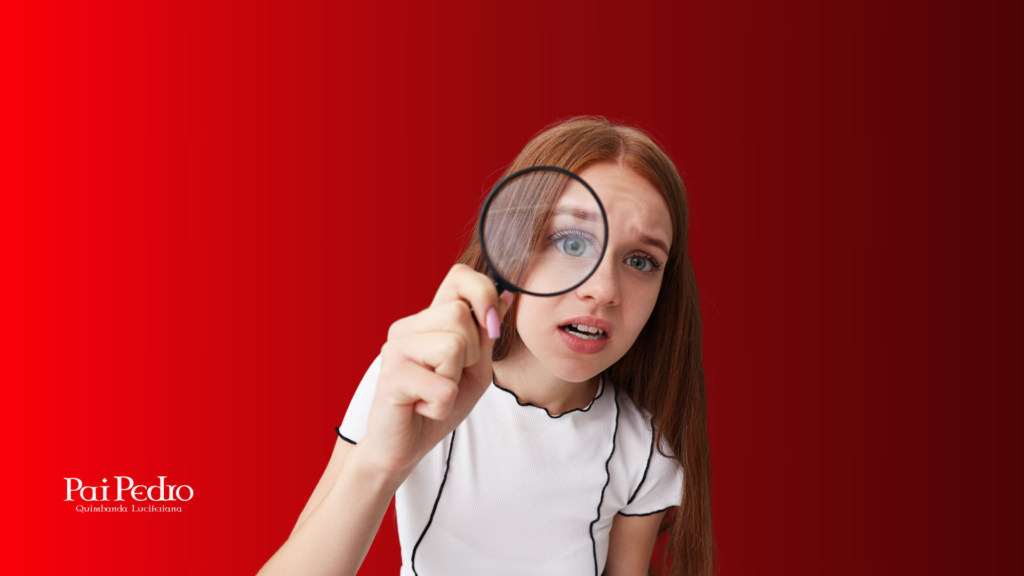 Mulher observando com lupa sinais de comportamento manipulador, representando a análise emocional para identificar um homem interesseiro no relacionamento.