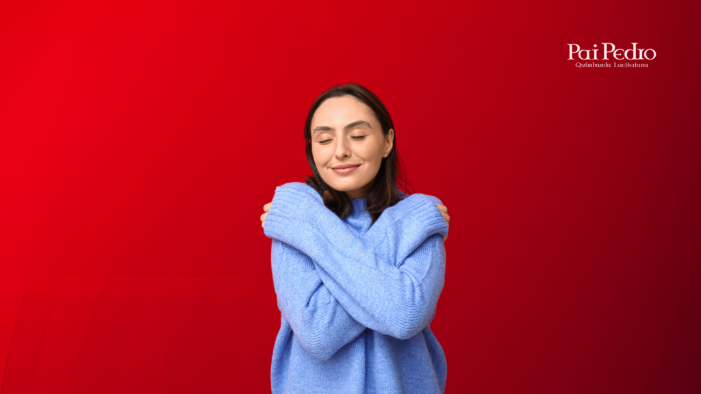 Mulher de olhos fechados se abraçando com expressão de acolhimento, simbolizando que a repressão emocional pode ser superada por meio do autocompaixão e da reconexão consigo mesma.