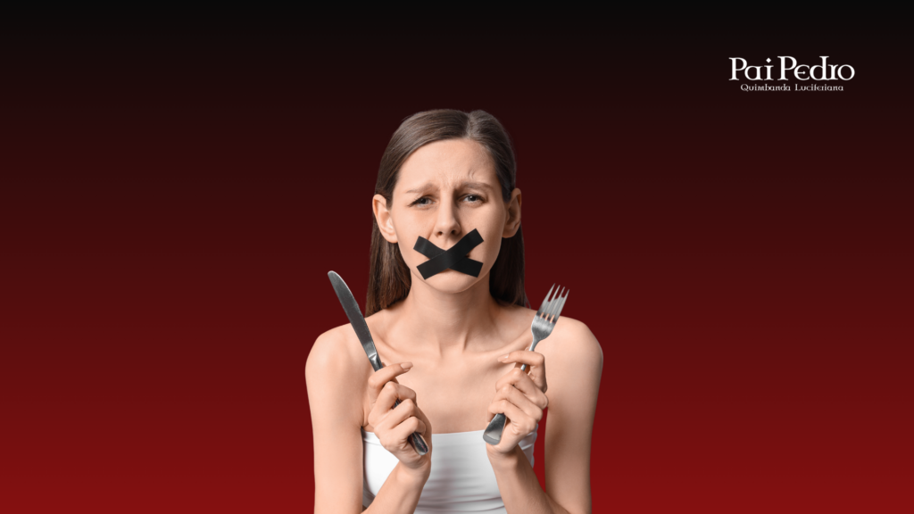 Mulher com fita adesiva na boca segurando garfo e faca, simbolizando repressão e ciclo de comportamento alimentar restritivo e desequilibrado.