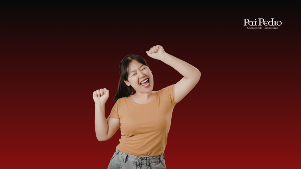 Mulher sorrindo e comemorando em fundo vermelho, representando autoestima e confiança para ser como ser interessante de forma natural e autêntica.