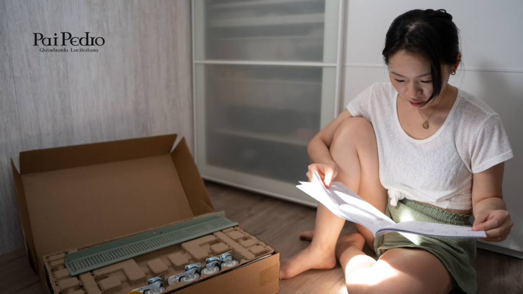 Mulher sentada no chão montando algo novo enquanto lê instruções, simbolizando como se vingar reconstruindo a própria vida após o término.