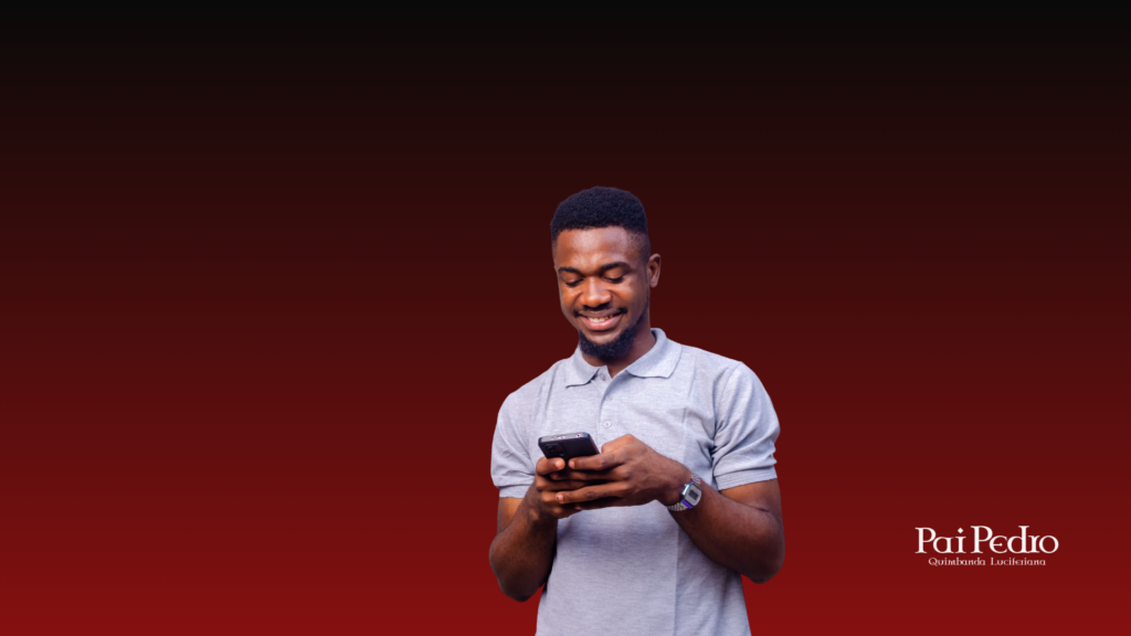 Homem sorrindo enquanto usa o celular, representando o comportamento de homem que curte fotos de outras nas redes sociais e gera conflitos no relacionamento.