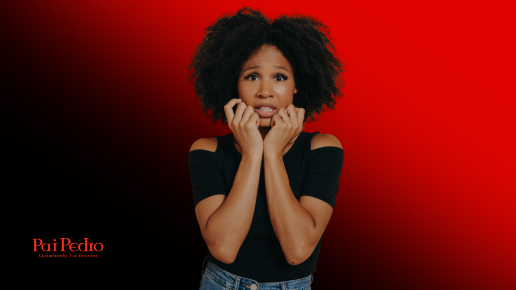 Mulher assustada com expressão de ansiedade diante de fundo vermelho, representando falta de amor no relacionamento e medo de rejeição.