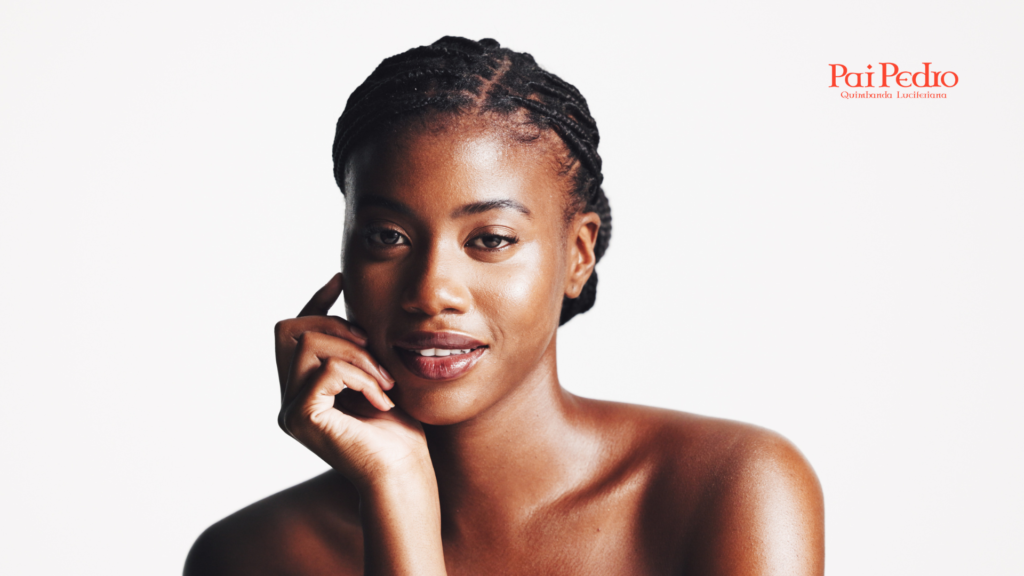 Mulher confiante olhando para a câmera em fundo branco, representando autoestima, autenticidade e como ser interessante de forma natural.