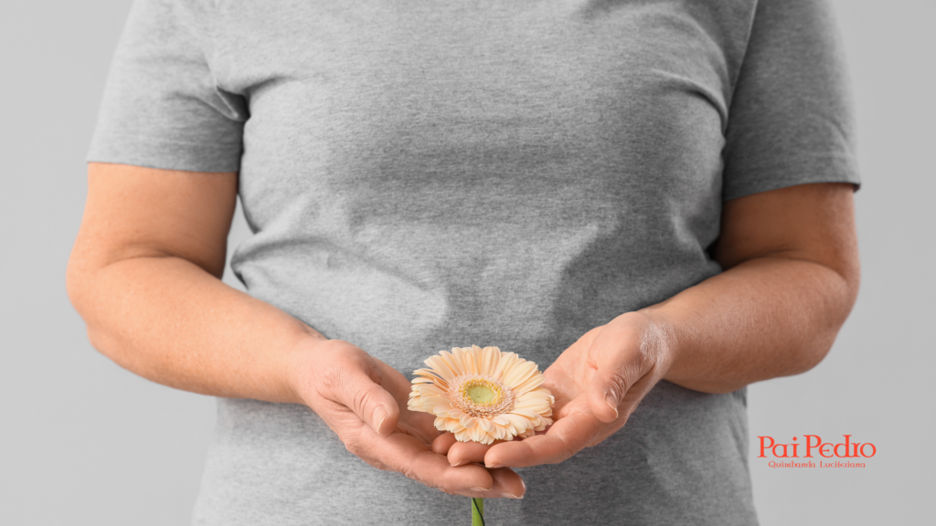 Mãos seguram uma flor com cuidado, simbolizando maturidade emocional ao lidar com sentimentos com respeito, consciência e equilíbrio.