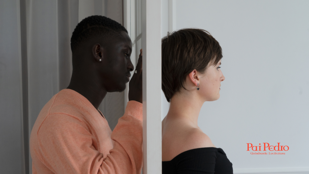 Casal afastado emocionalmente, separados por uma parede, ilustrando o impacto de um homem orgulhoso no relacionamento e o silêncio que cria distância entre os dois.