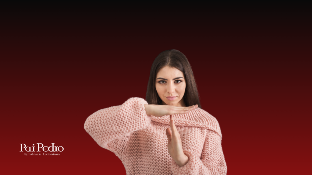 Mulher fazendo gesto de limite com as mãos, representando a decisão de parar de se comparar com outras mulheres.