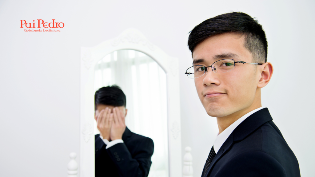 Homem bipolar bem vestido olha para frente enquanto seu reflexo no espelho esconde o rosto, simbolizando dualidade emocional