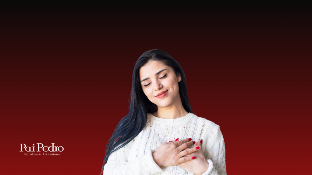 Mulher com os olhos fechados e as mãos sobre o coração, representando autoestima e a decisão de não se comparar com outras mulheres.