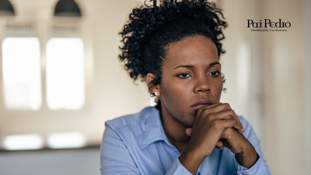 Mulher pensativa com as mãos próximas ao rosto, refletindo sobre a vida e o desafio emocional de seguir em frente após uma decepção ou fase difícil.