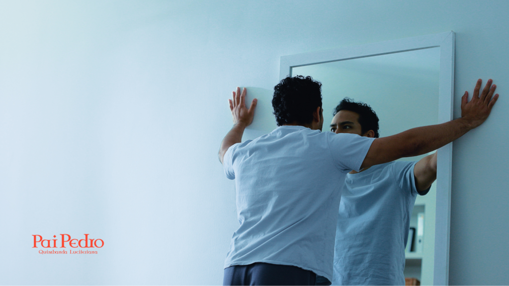 Homem bipolar encara o próprio reflexo no espelho com expressão tensa, simbolizando conflito interno e instabilidade emocional
