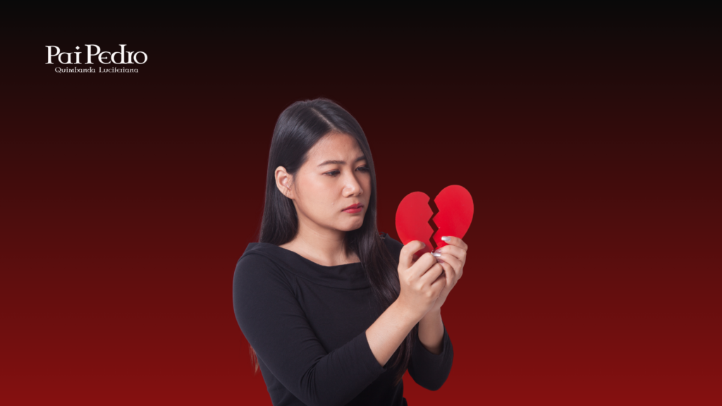 Mulher triste segurando coração quebrado após decepção em uma amizade colorida