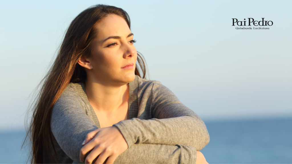 Mulher pensativa olhando para o horizonte, refletindo sobre relacionamentos e os tipos de homens que costumam gerar dúvidas e confusão emocional.