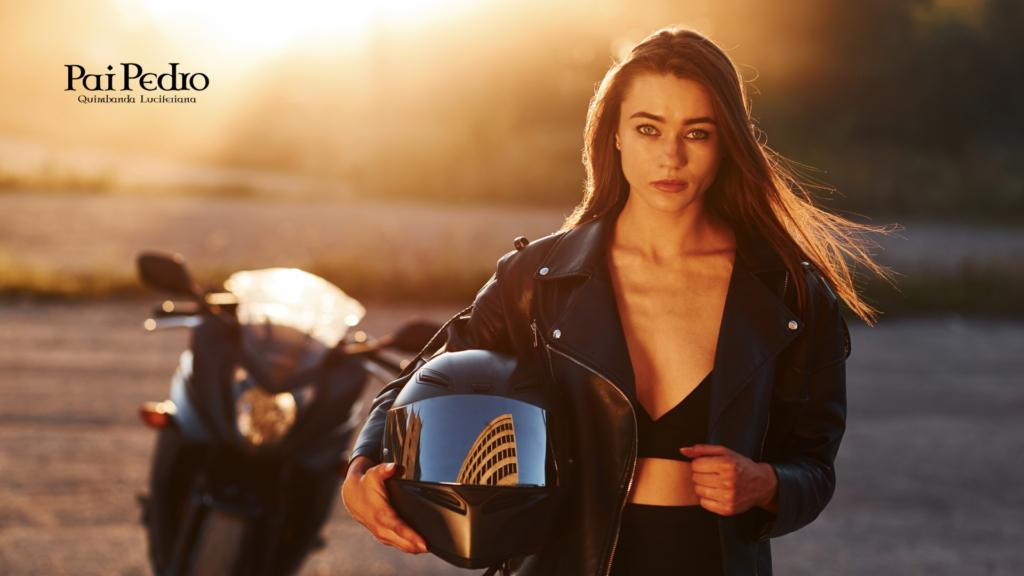 Mulher segurando um capacete de moto ao pôr do sol, com expressão firme e determinada, representando a decisão de seguir em frente e retomar o controle da própria vida.