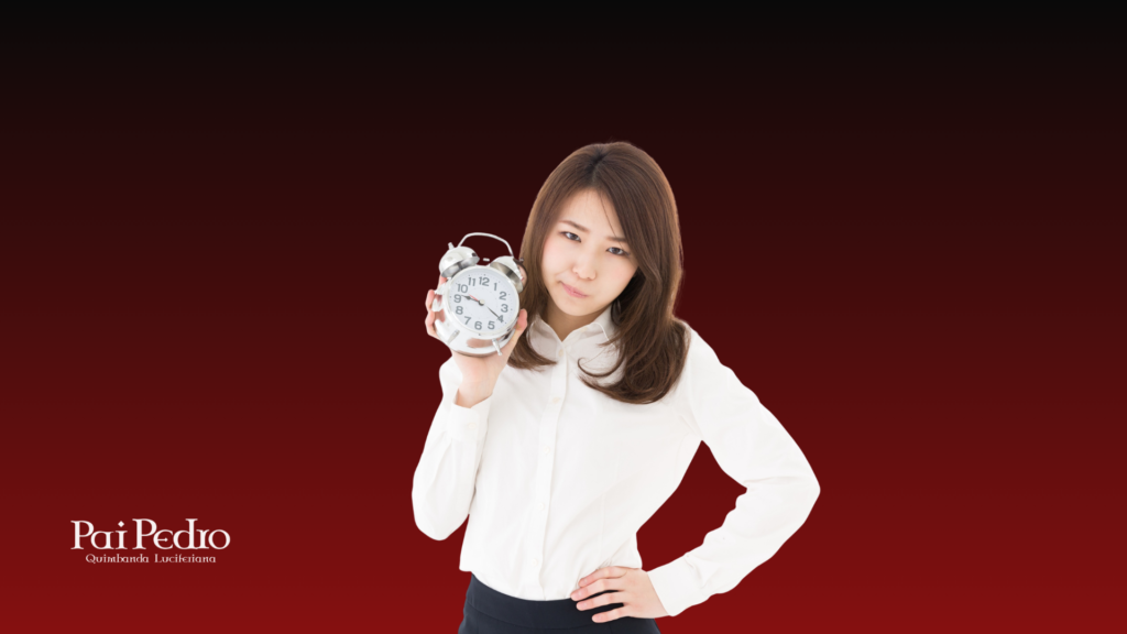 Mulher segurando um relógio com expressão impaciente, representando a dúvida sobre quanto tempo um homem leva para ASSUMIR um relacionamento