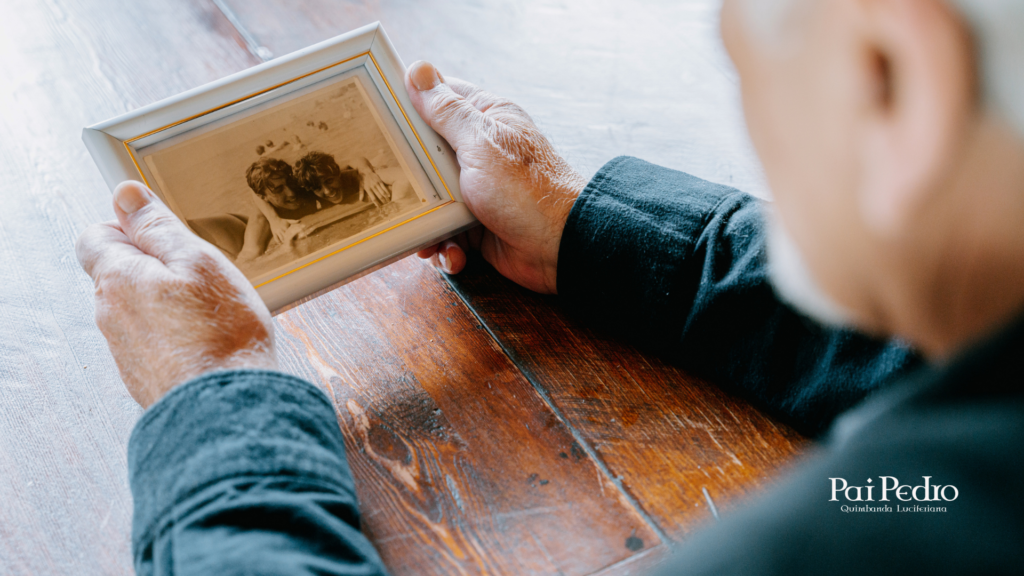 Homem segurando uma foto antiga e refletindo sobre sua ex-namorada, com expressão de saudade e nostalgia