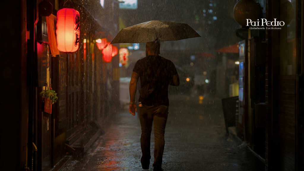 Homem caminhando sozinho na chuva à noite, simbolizando o afastamento emocional e físico dentro de um relacionamento.