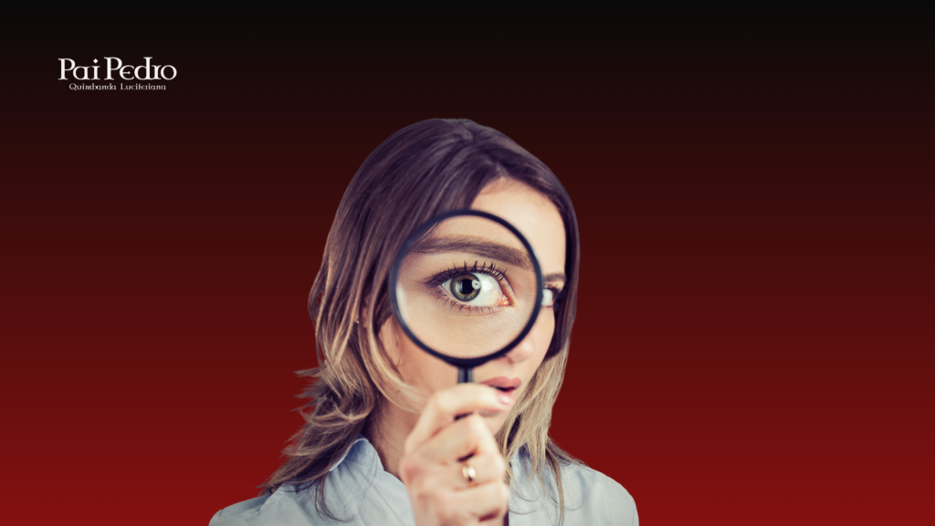 Mulher observando através de uma lupa, simbolizando a análise profunda dos sinais de que o vínculo com um ex-amor ainda não foi resolvido