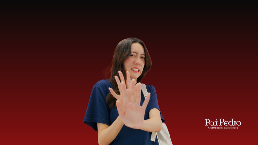 Mulher com expressão de incômodo levantando a mão em sinal de recusa, representando um limite claro e a valorização pessoal ao parar de aceitar migalhas emocionais.
